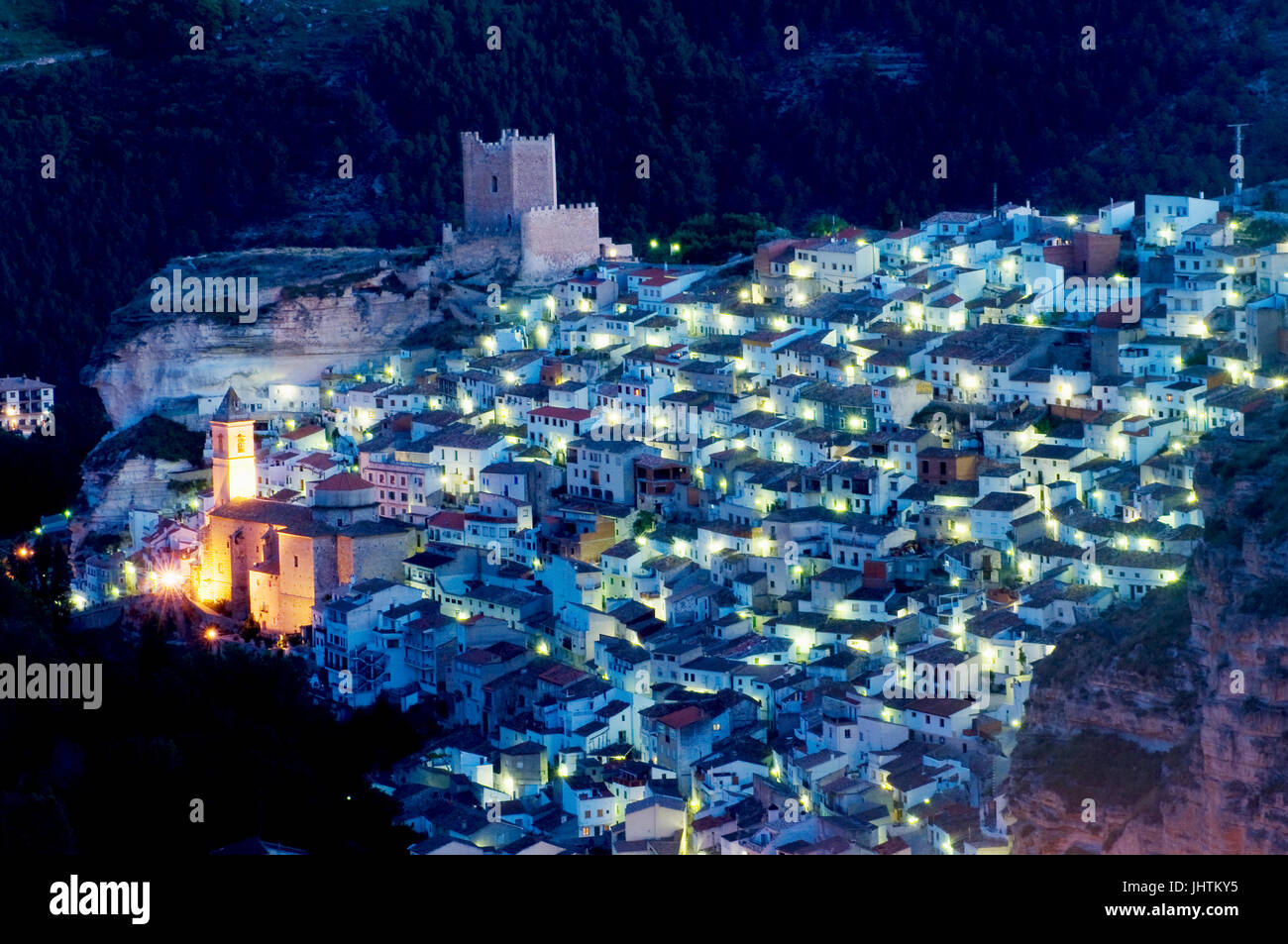 Übersicht in der Nacht. Alcalá del Júcar, Albacete Provinz Castilla La Mancha, Spanien. Stockfoto