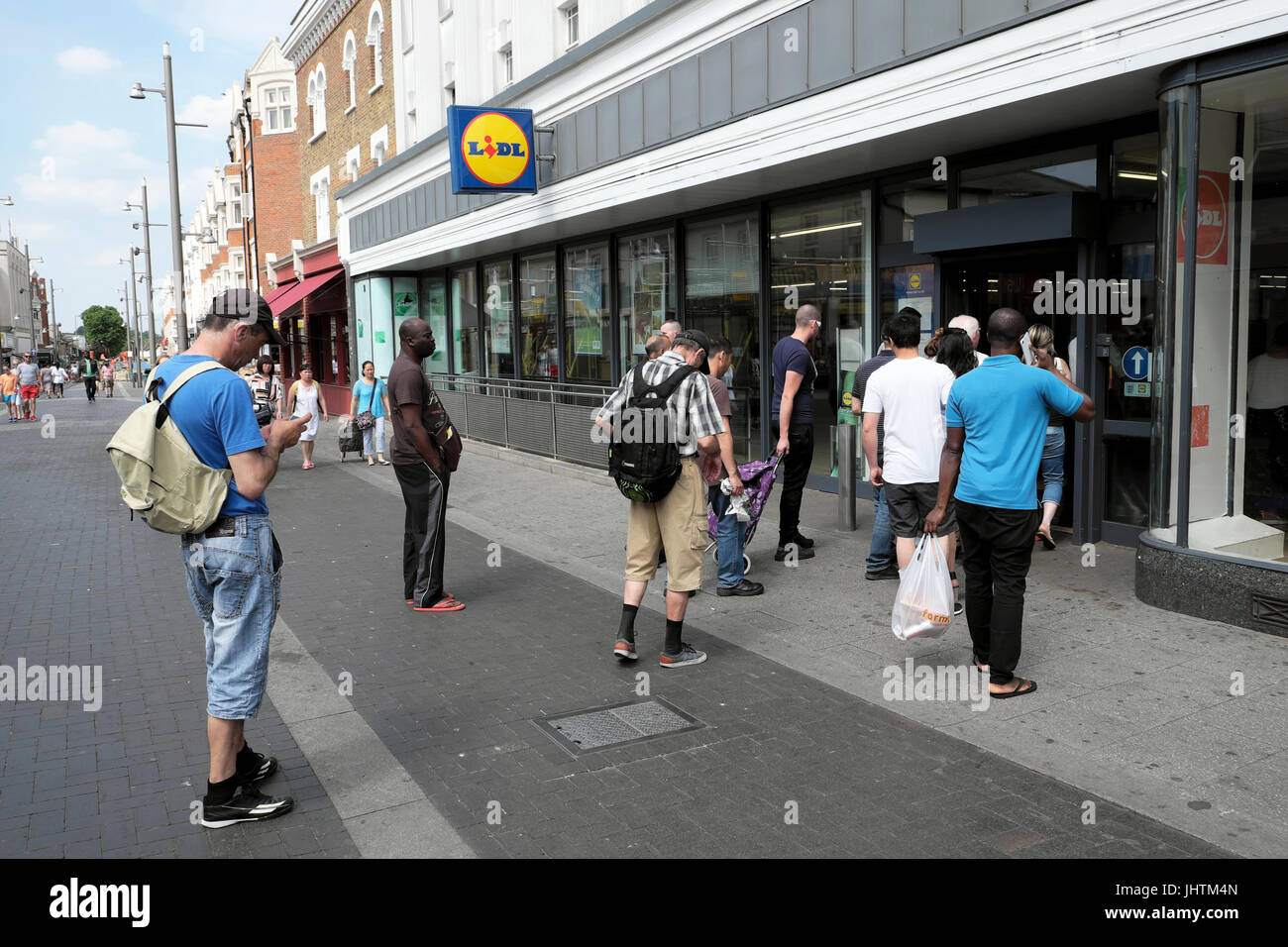 Lidl supermarkt warteschlange Fotos und Bildmaterial in hoher