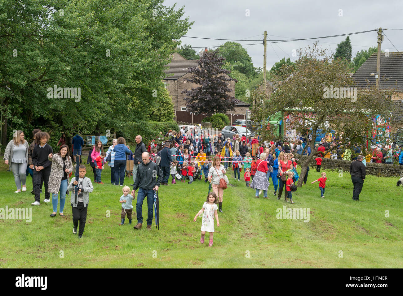 Massen Fuß auf das Feld am Charlesworth und Chisworth Karneval, Derbyshire, England. Stockfoto