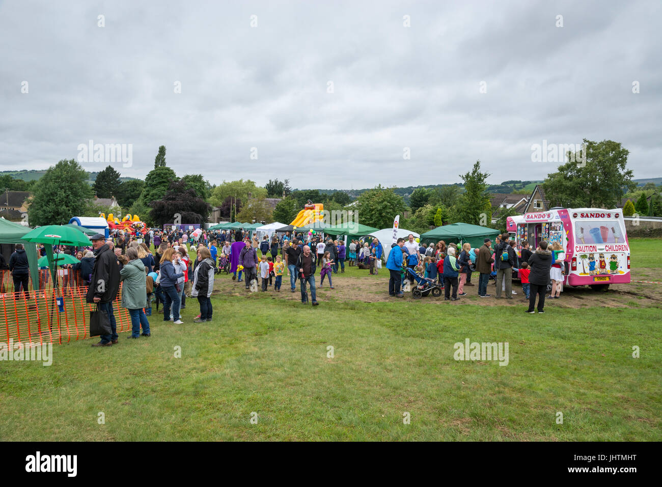 Menschenmassen genießen den Dorf Karneval am Charlesworth, Derbyshire, England. Stockfoto