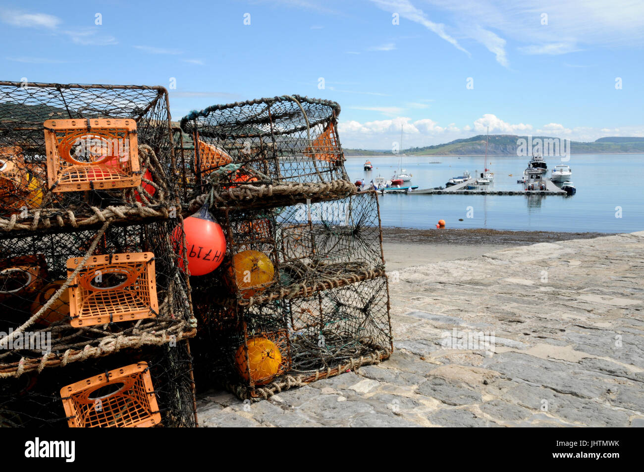 Krabben und Hummer Töpfe auf der Kai-Seite der kleinen Küstenstadt Stadt von Lyme Regis in der englischen Grafschaft Dorset. Stockfoto