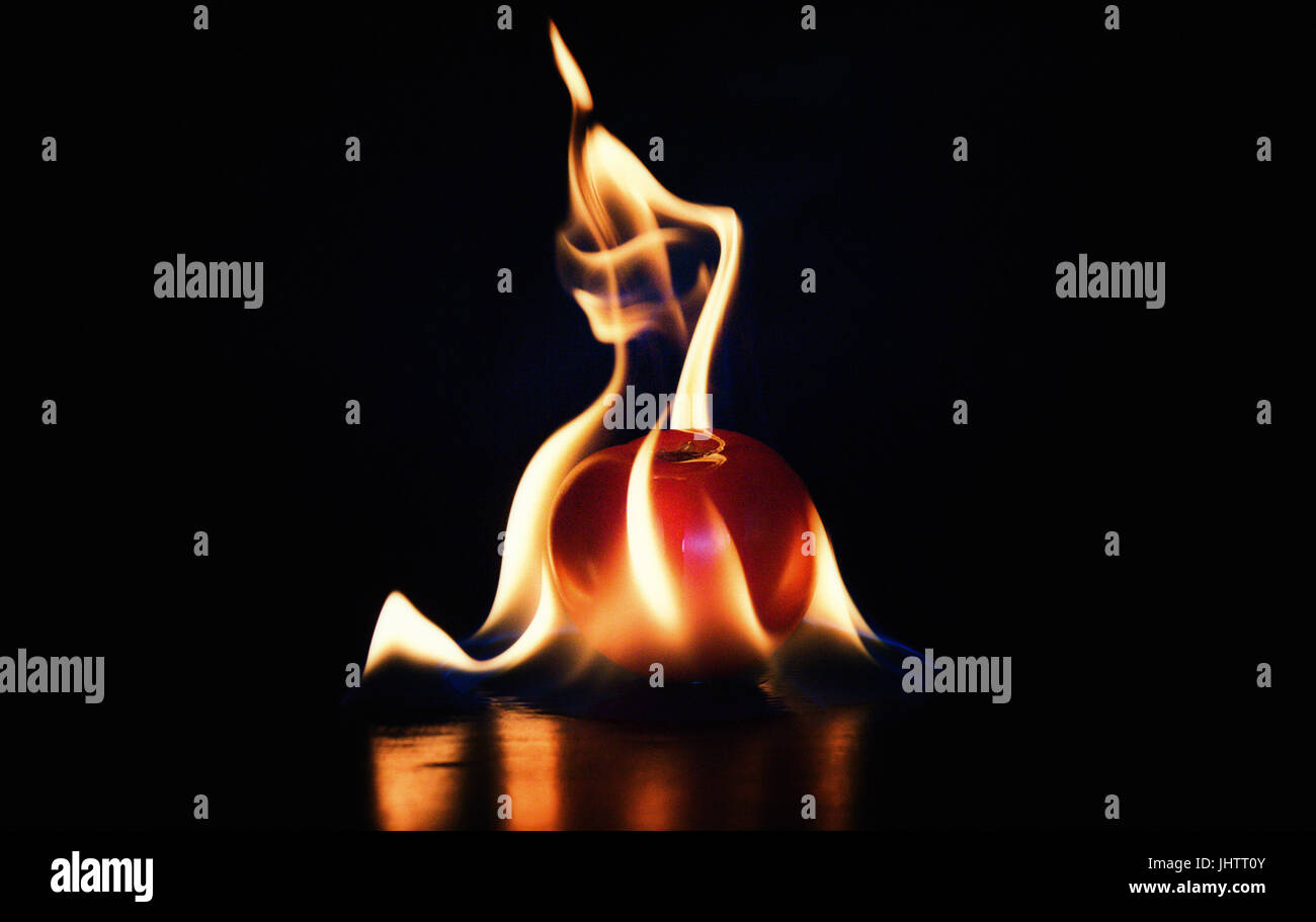 Eine Tomate flambiert Stockfoto