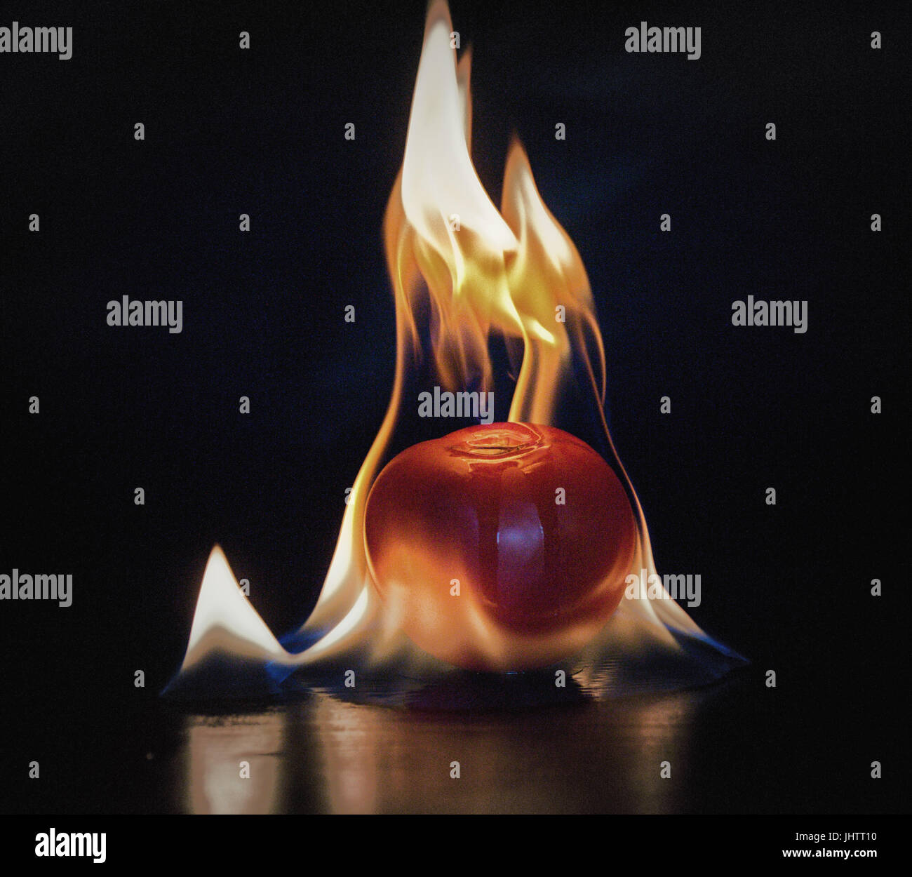 Rugby Ball auf dem halben Weg Linie auf einem Rasenplatz Stockfoto