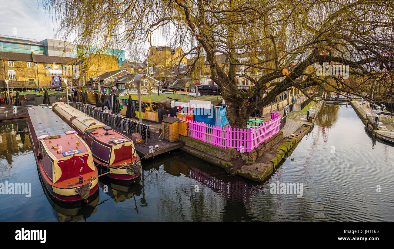London, England - Welt berühmten Camden Lock Market mit Liegeplatz, Hausboote und Baum Stockfoto