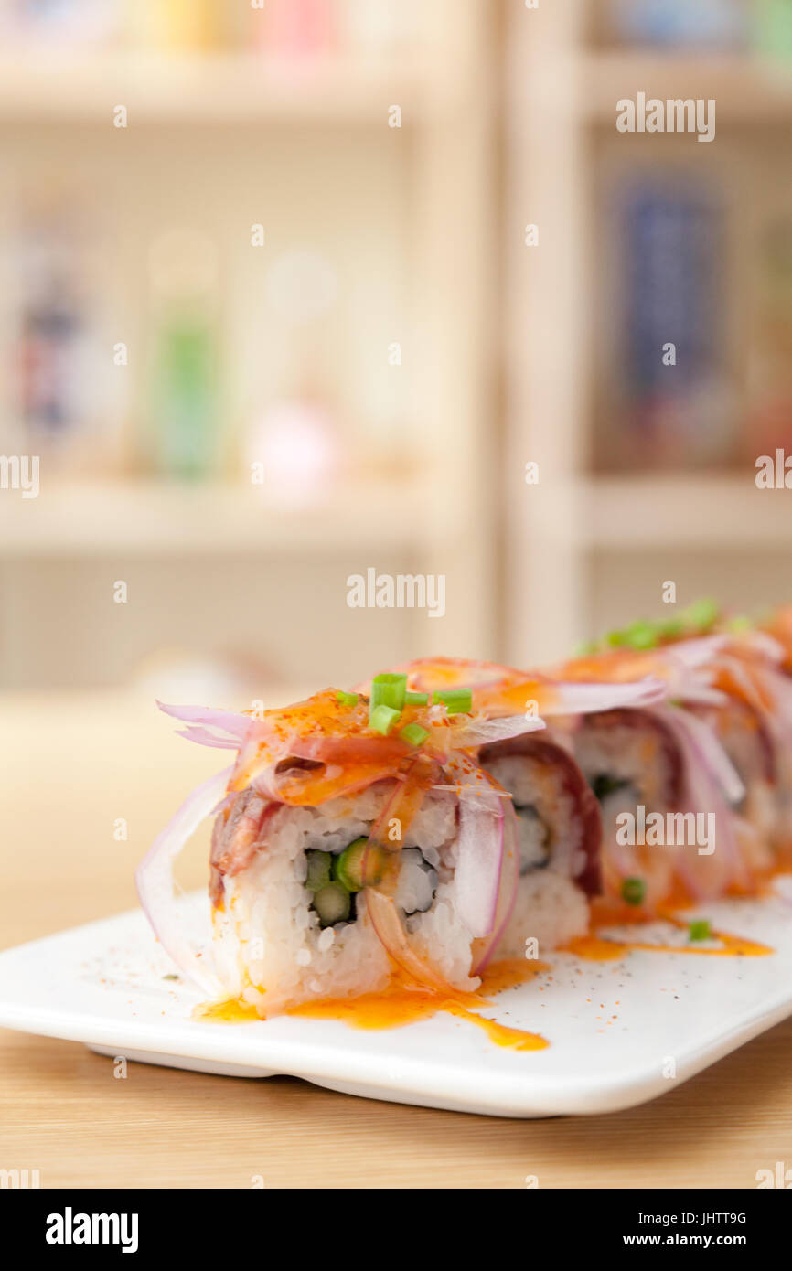 Die Ansicht der leckere Maki Sushi in einem traditionellen japanischen Restaurant. Stockfoto