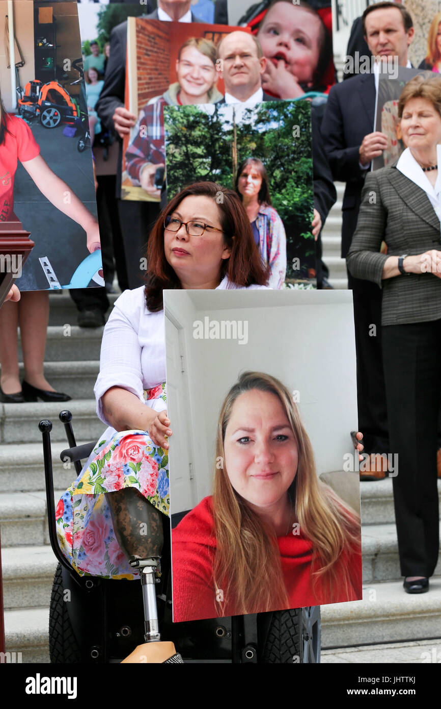 US Senator aus Illinois Tammy Duckworth verbindet anderen demokratische Senatoren zu einer Kundgebung gegen die republikanischen Senat Gesundheitswesen Gesetzesvorschlag auf dem US-Kapitol 27. Juni 2017 in Washington, DC. Stockfoto