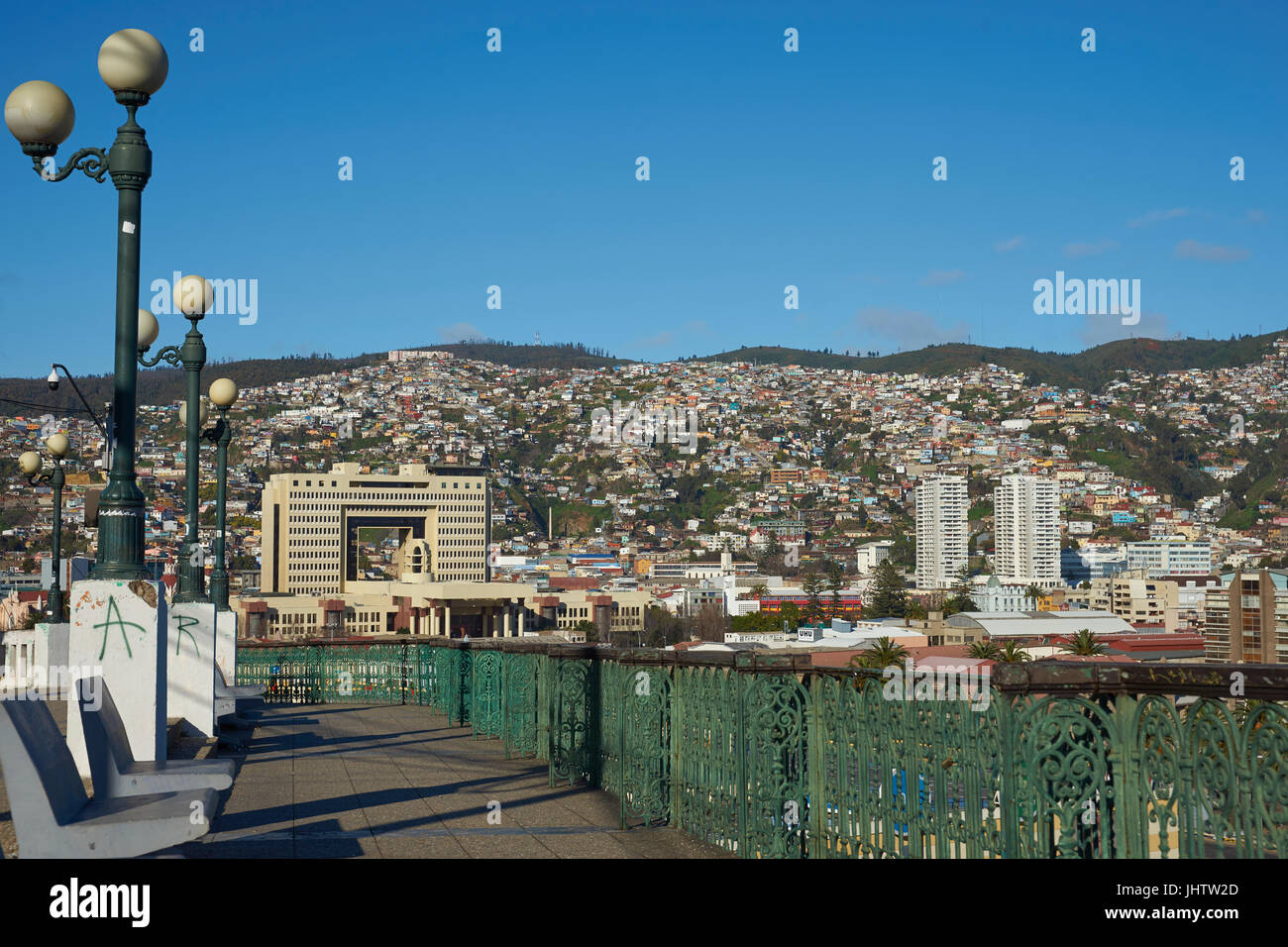 Blick über das UNESCO-Weltkulturerbe-Stadt Valparaiso in Chile vom Mirador Baron. Großes, modernes Gebäude ist der nationale Kongress von Chile beheimatet. Stockfoto