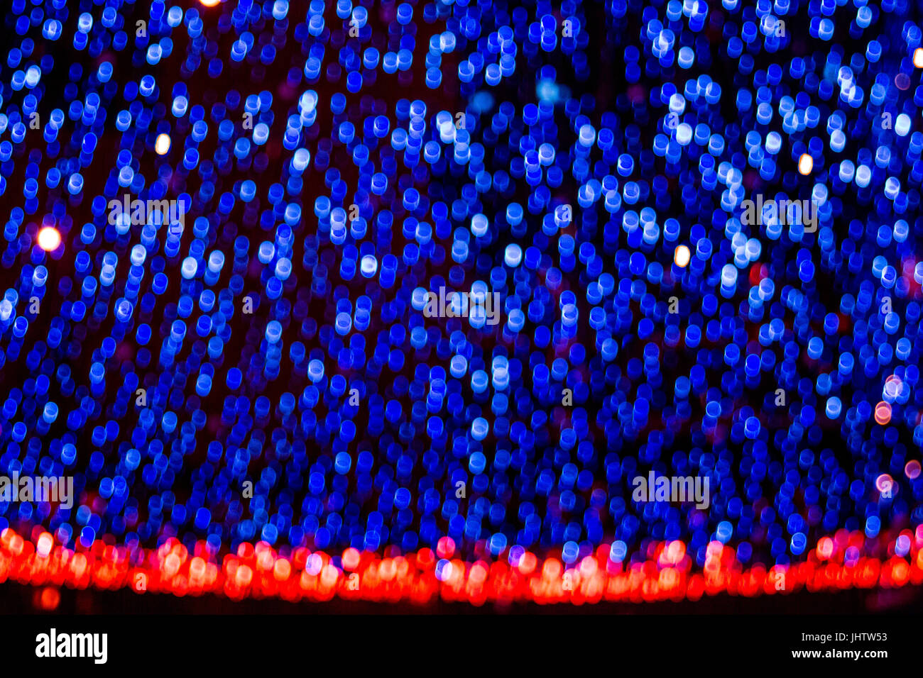 Bokeh-Abstraktion: glühend leuchtenden blauen Theatervorhang mit feurigen roten Rand Stockfoto