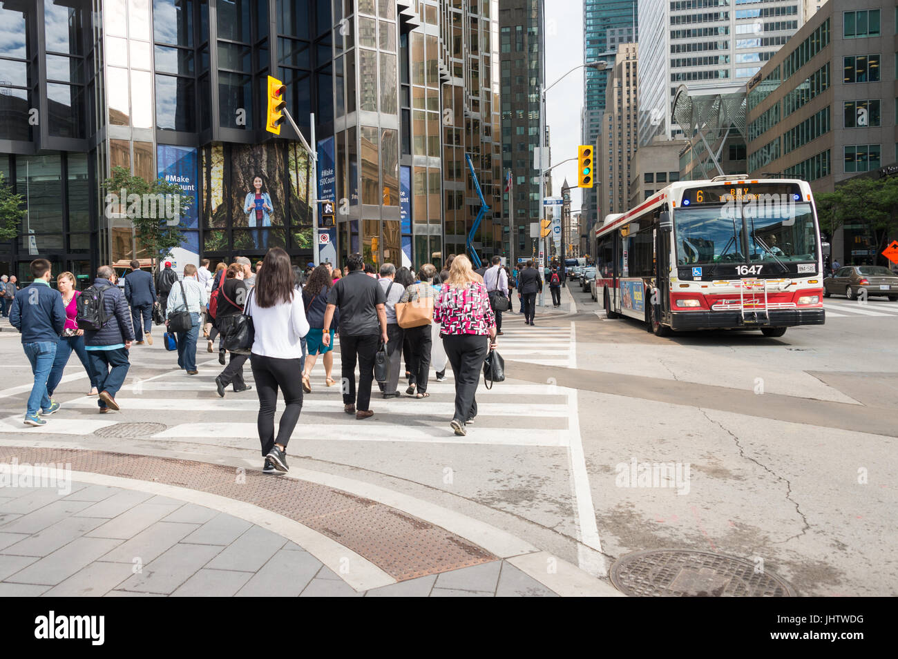 Toronto, Kanada - 26. Juni 2017: eine Menge von Menschen, die über die Front Street in Downtown Toronto Stockfoto