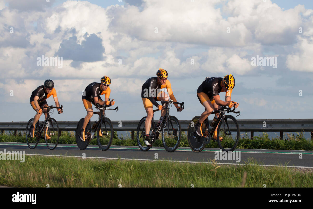 ENKHUIZEN, Niederlande - 2. Juli 2016: Radfahrer fahren hintereinander, während einer Zeit trial Wettbewerb für Radfahrer auf dem Auto-Deich Lelystad und Enkhuizen Stockfoto