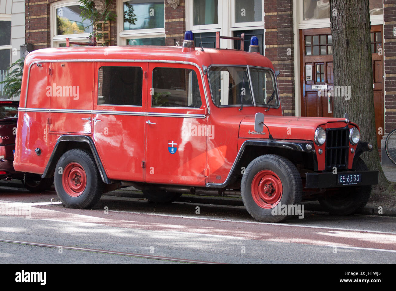 AMSTERDAM, Niederlande - AUGUSTUS 24,2014: Alte rote Feuerwehrauto geparkt Stockfoto