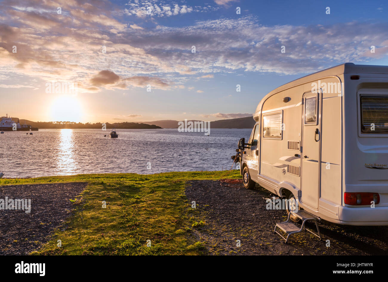 Reisemobil (Wohnmobil) auf einem Campingplatz in Craignure bei Sonnenuntergang, Isle of Mull, Argyll and Bute, Scotland, UK Stockfoto