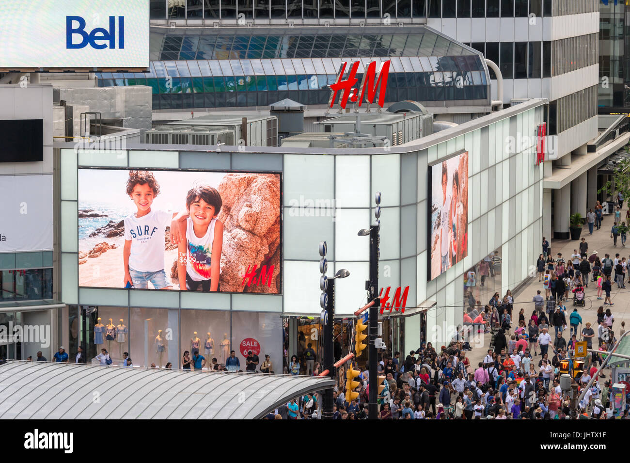 Toronto, CA - 25. Juni 2017: The H & M Flaggschiff Yonge und Dundas Stockfoto