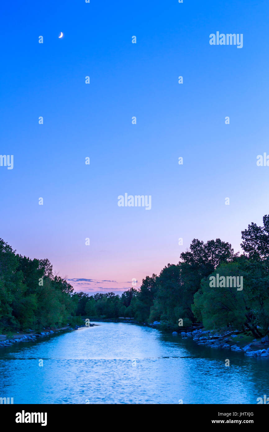 Bow River und Mond Stockfoto