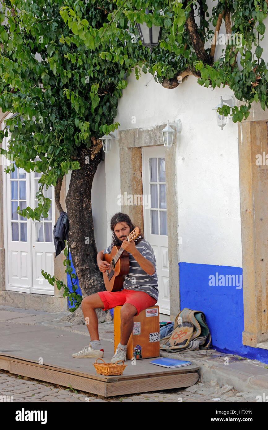 Straßenmusiker spielt Gitarre weiß getünchten Dorf Obidos Estremadura Portugal Stockfoto