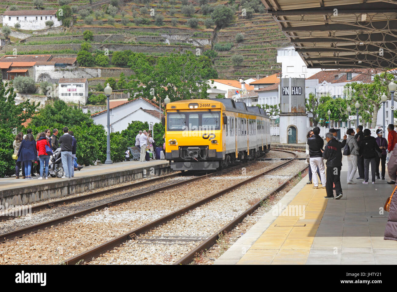 Zug in der Station in Pinhao Bahnhof Fluss Douro Portugal Stockfoto