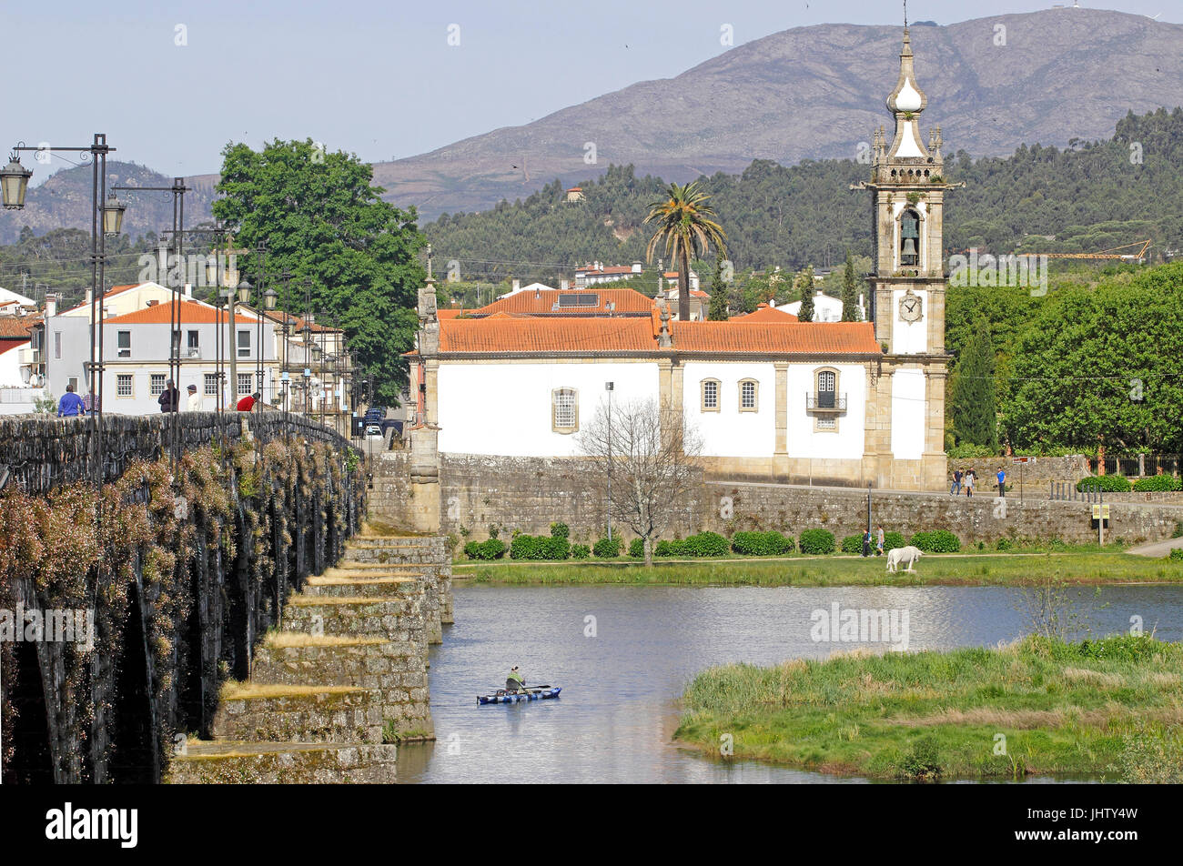 Römische Brücke Ponte Romana über den Fluss Lima mit Santo Antonio Kirche Ponte de Lima Portugal Stockfoto