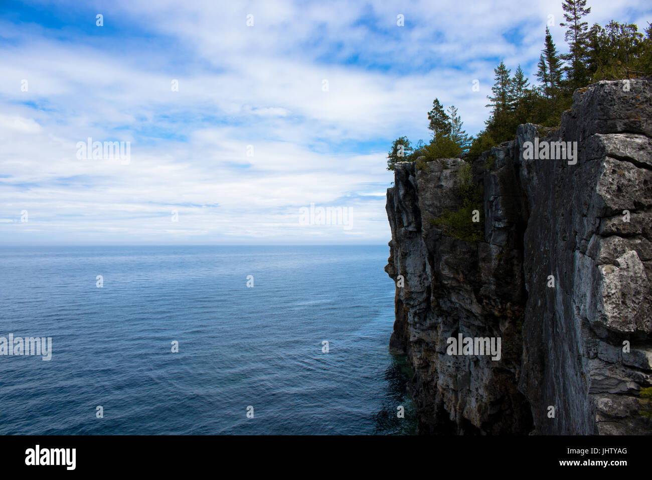 Klippen über dem See. Landschaftsfoto aus Ontario, Kanada Stockfoto