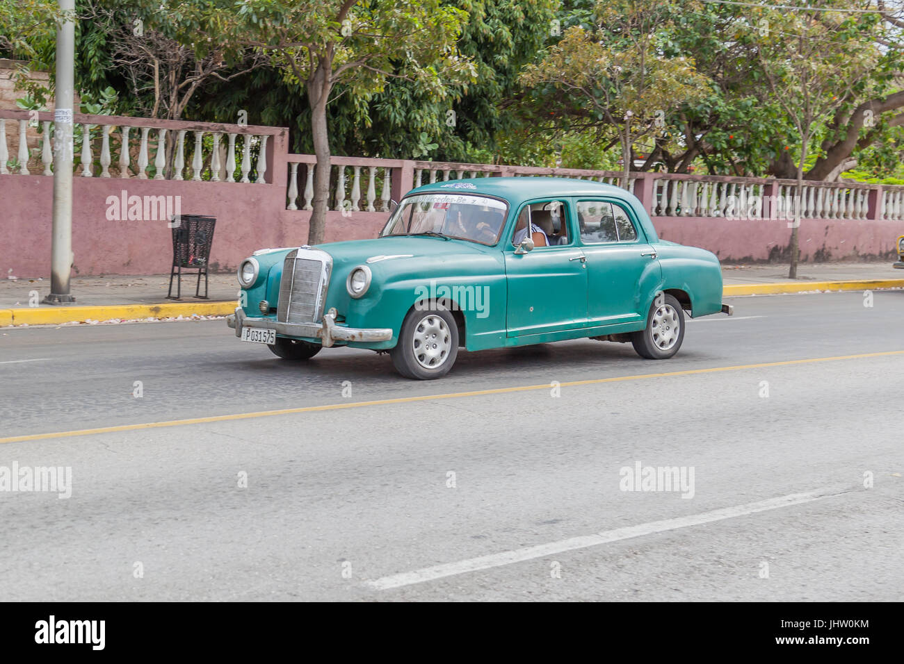 Amerikanische Oldtimer-Fahrt auf der Straße im Ferienort Varadero, Kuba Stockfoto