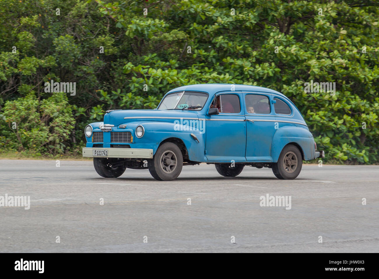 Amerikanische Oldtimer-Fahrt auf der Straße im Ferienort Varadero, Kuba Stockfoto