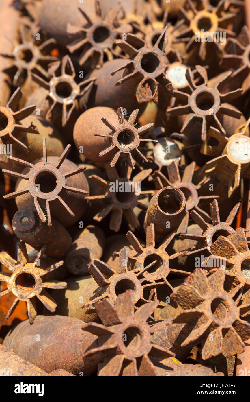 Tödliche Ernte übrig aus dem laotischen Bürgerkrieg. Rosten Mörsergranaten gesammelt und entschärft durch explosive Ordnance Ingenieure. Laos. Stockfoto