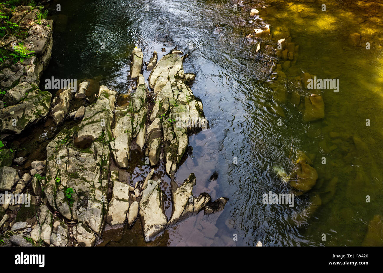 bunte Oberfläche des Flusses Wald. natürlichen Hintergrund mit Stein und Wasser Texturen Stockfoto