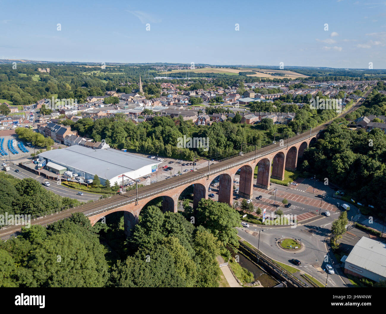 Luftaufnahme von einem Eisenbahnviadukt läuft durch einen Tesco Supermarkt in Chester-le-Street, Co Durham Stockfoto