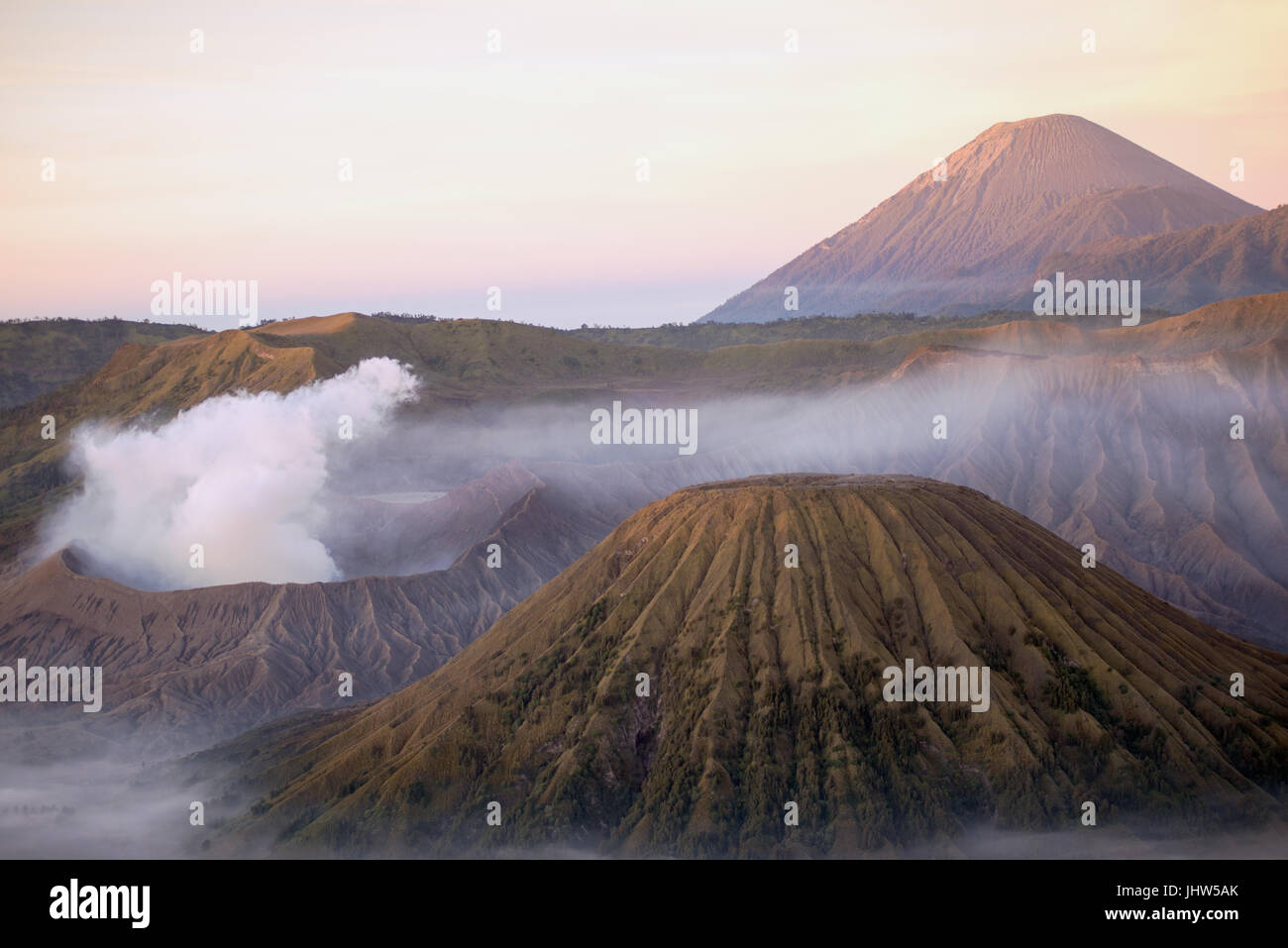Malerische Aussicht auf Mount Bromo und Mount Semeru aktive Vulkane bei Sonnenaufgang in Ost-Java Indonesien. Stockfoto