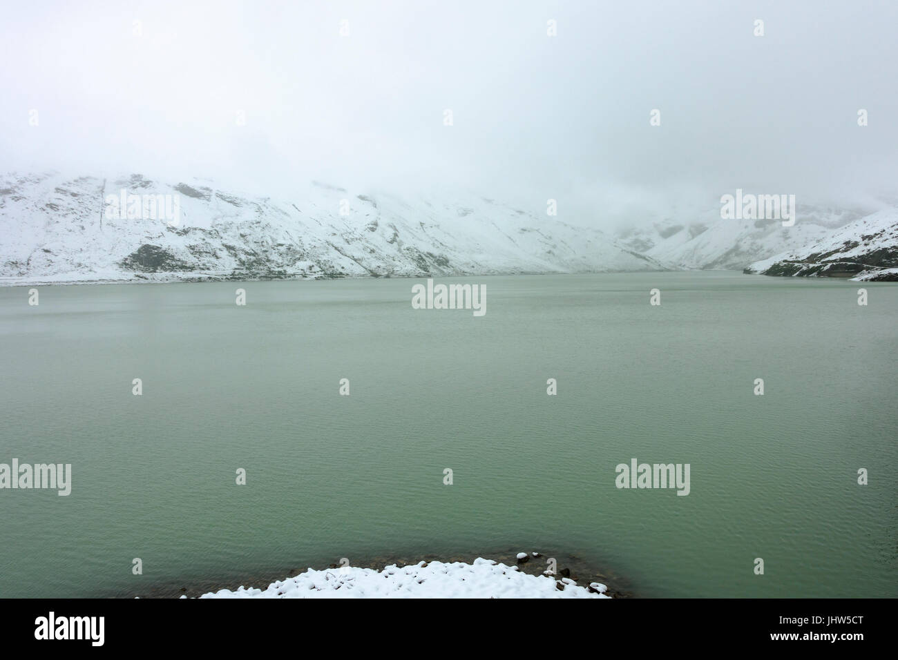 Die Silvretta-Stausee in der Nähe von Galtur, Österreich mit Schnee mitten im Sommer. Stockfoto