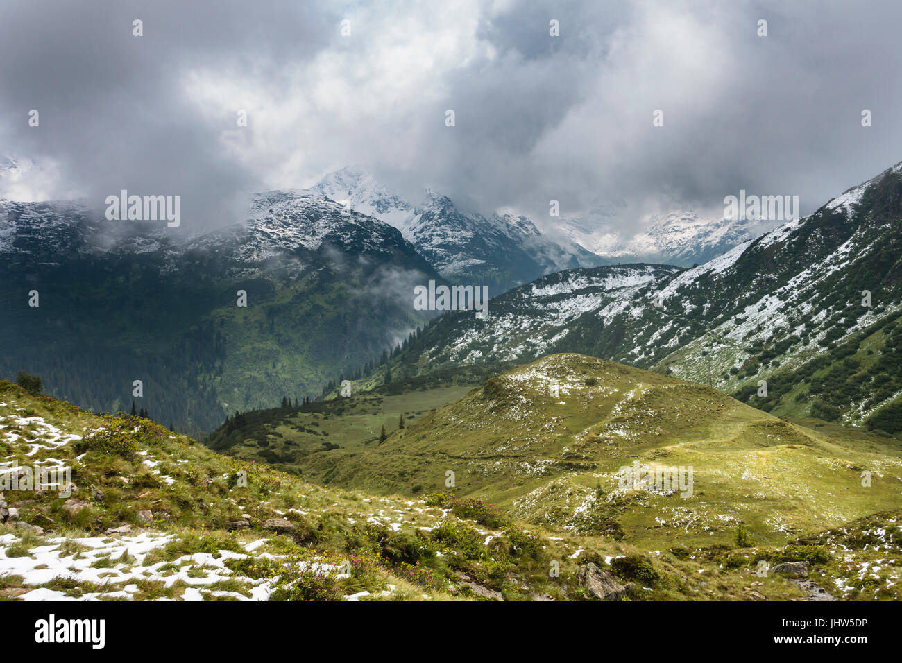 Blick auf die schneebedeckten Berge in der Nähe von Zeinisjoch im Sommer im Paznaun Tal, Österreich. Stockfoto