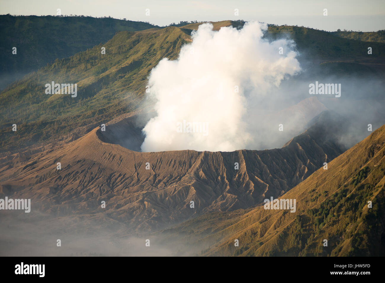 Malerische Aussicht auf Mount Bromo Vulkan bei Sonnenaufgang in Ost-Java Indonesien. Stockfoto