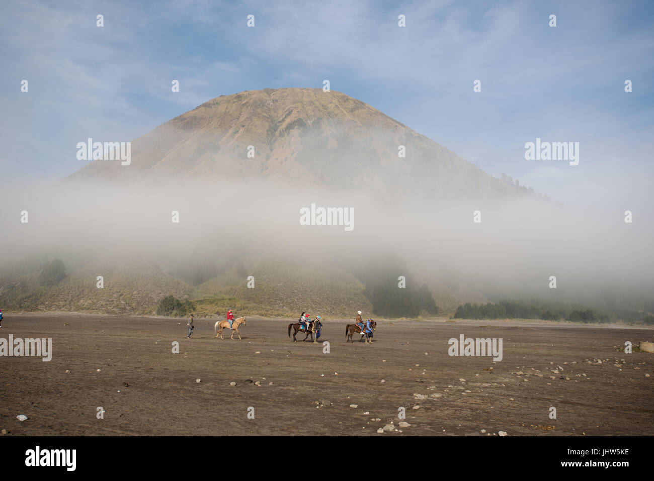 Indonesier Reiten im Sandmeer in Mount Bromo Ost-Java Indonesien. Stockfoto