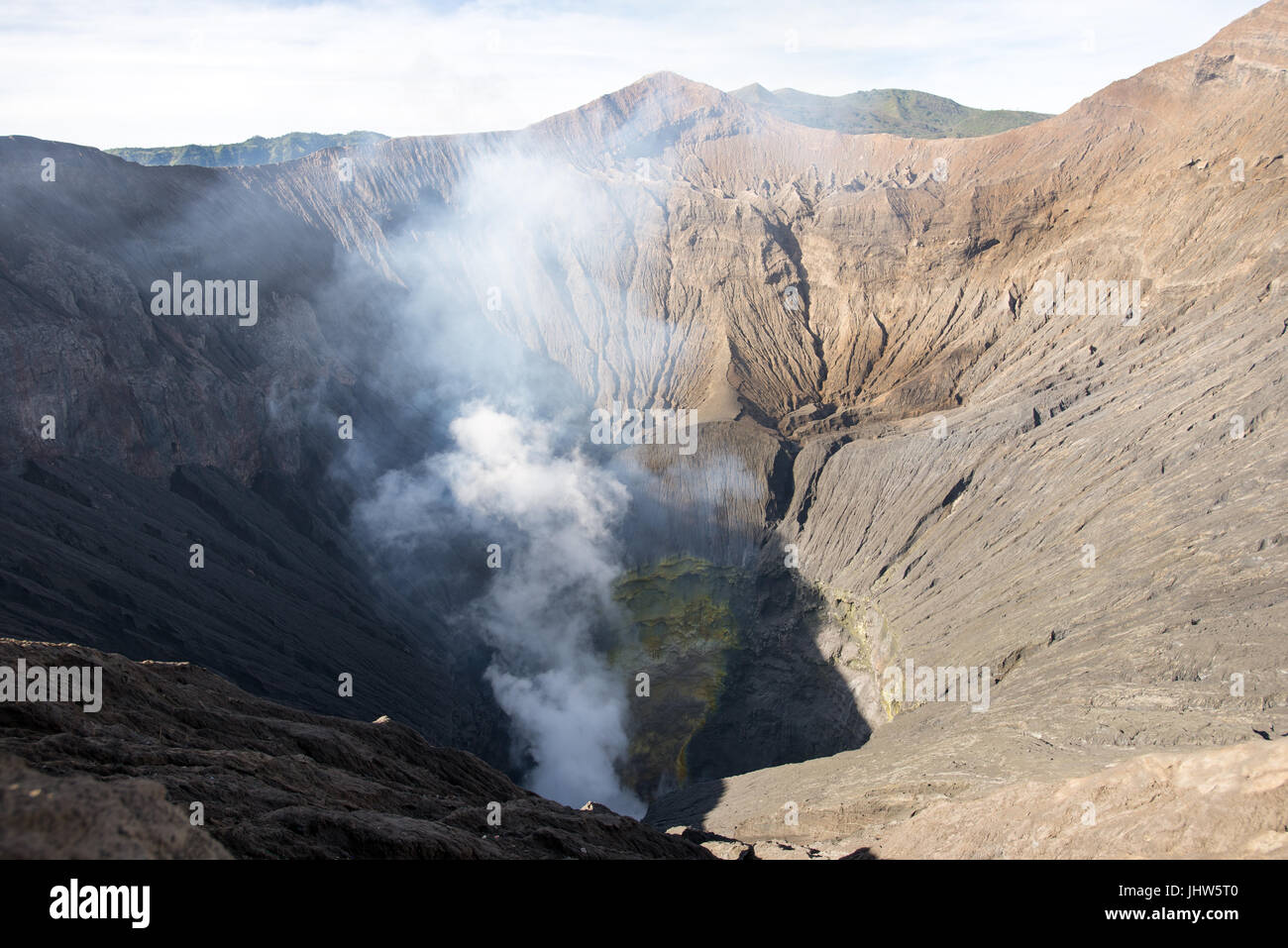 Krater des Mount Bromo Vulkan mit Continious sulphur Emission, Ost-Java Indonesien. Stockfoto
