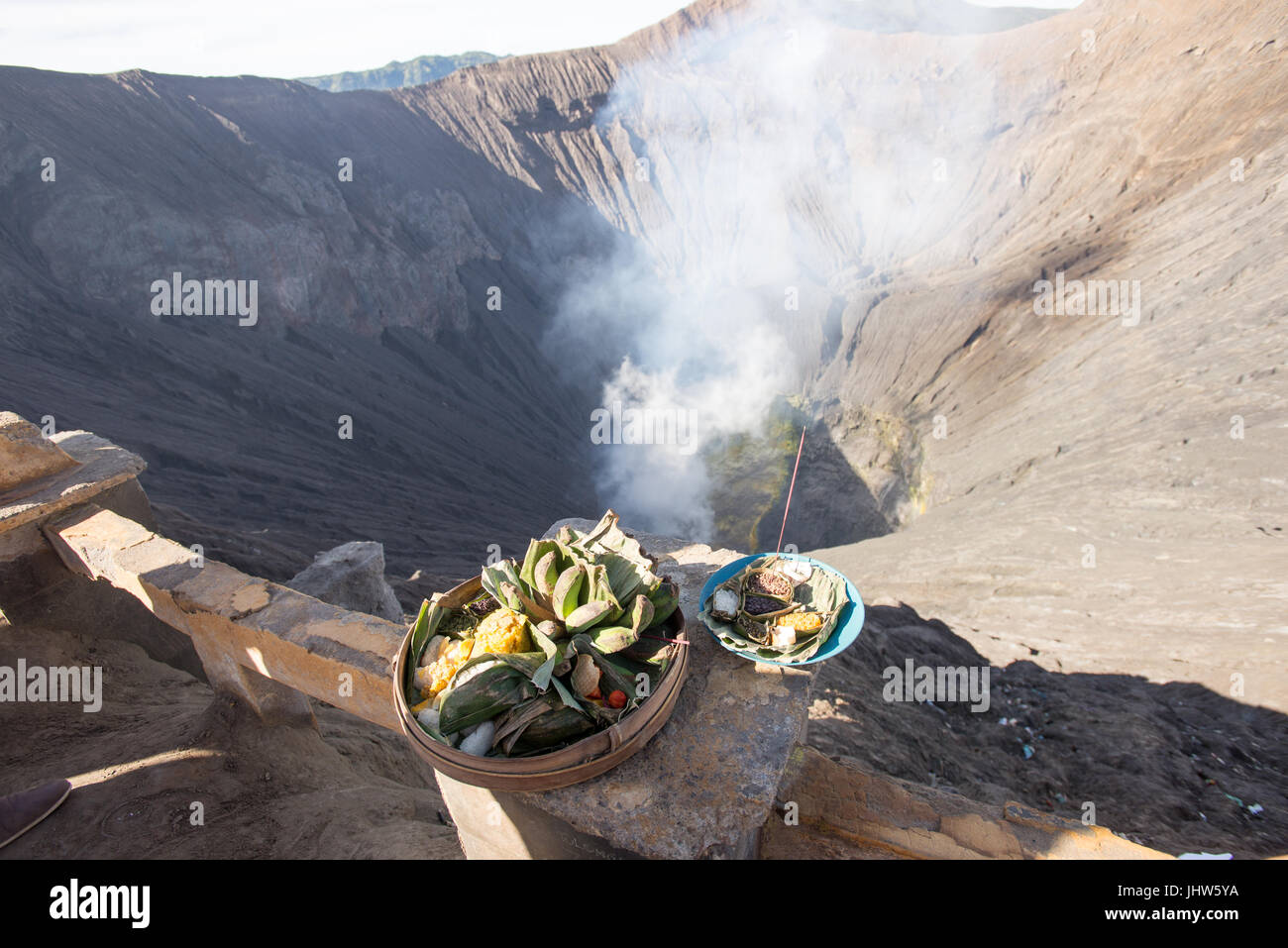 Angebote am Rande des Kraters auf aktiven Vulkan Mount Bromo, Ost-Java Indonesien. Stockfoto