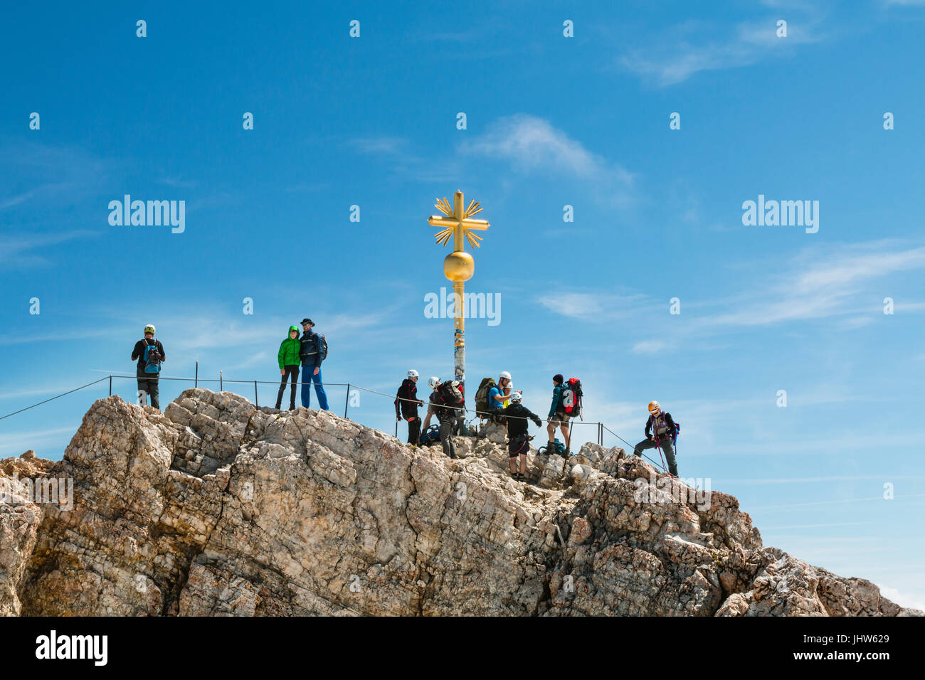 GARMISCH - Juli 04: Gipfel der Zugspitze, Deutschland mit einigen Touristen um das goldene Kreuz am 4. Juli 2016. Stockfoto