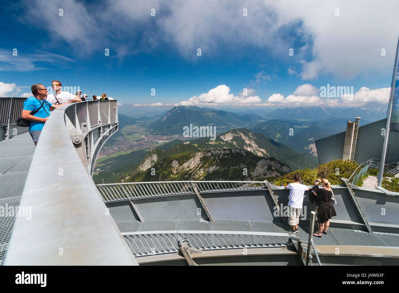 GARMISCH - Juli 07: Einige Touristen auf der Aussichtsplattform Alpspix auf der Osterfelder Kopf in Garmisch-Partenkirchen, Deutschland am 7. Juli 2016. Stockfoto