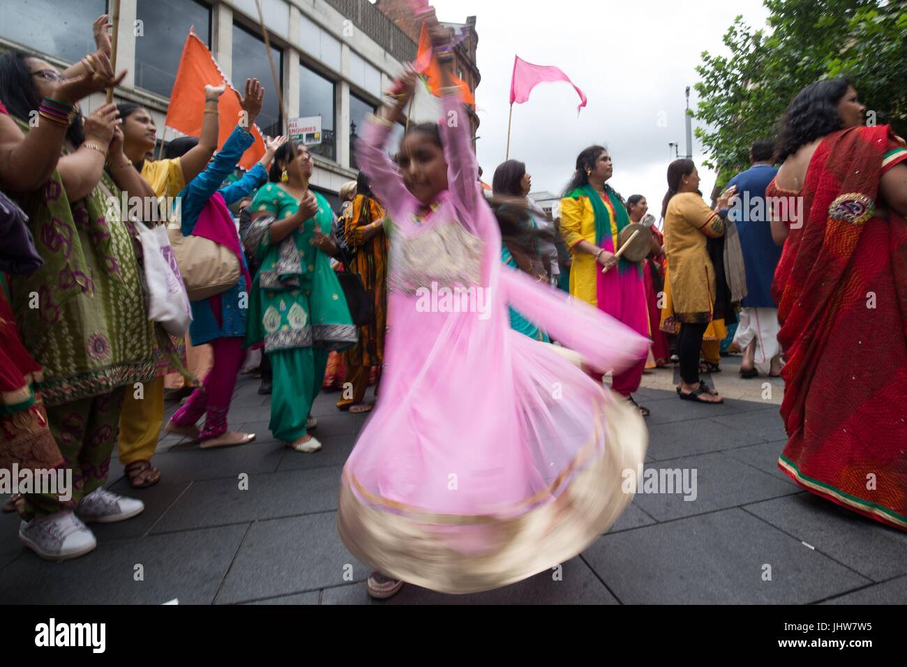 Die Hare-Krishna-Festival der Streitwagen wird im Gange, als Festivalbesucher zu tanzen und ziehen einen 40 ft-Wagen durch die Innenstadt von Leicester Leicester zu sammeln. Stockfoto