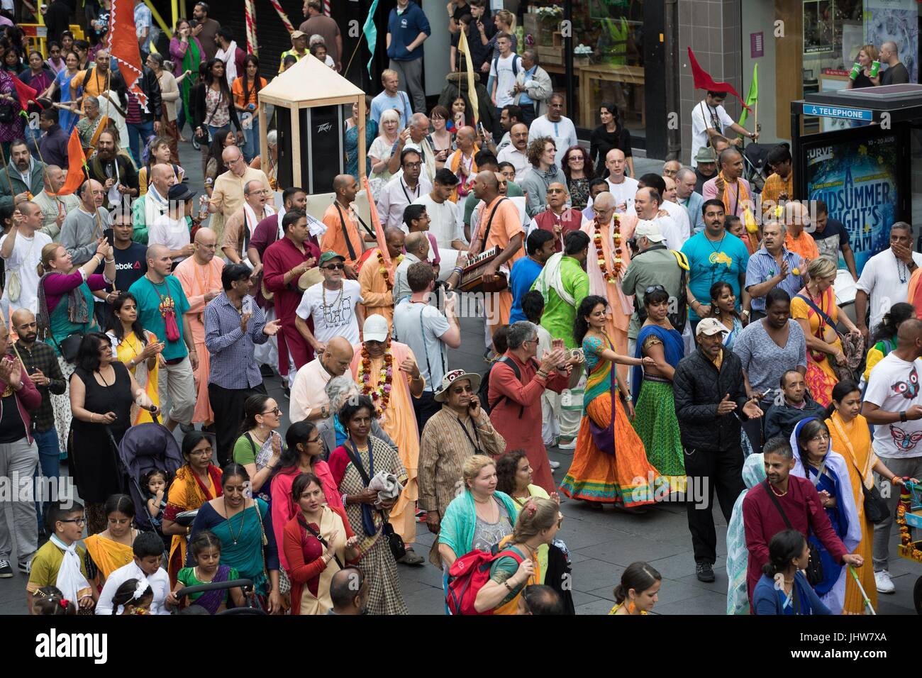 Die Hare-Krishna-Festival der Streitwagen wird im Gange, als Festivalbesucher zu tanzen und ziehen einen 40 ft-Wagen durch die Innenstadt von Leicester Leicester zu sammeln. Stockfoto