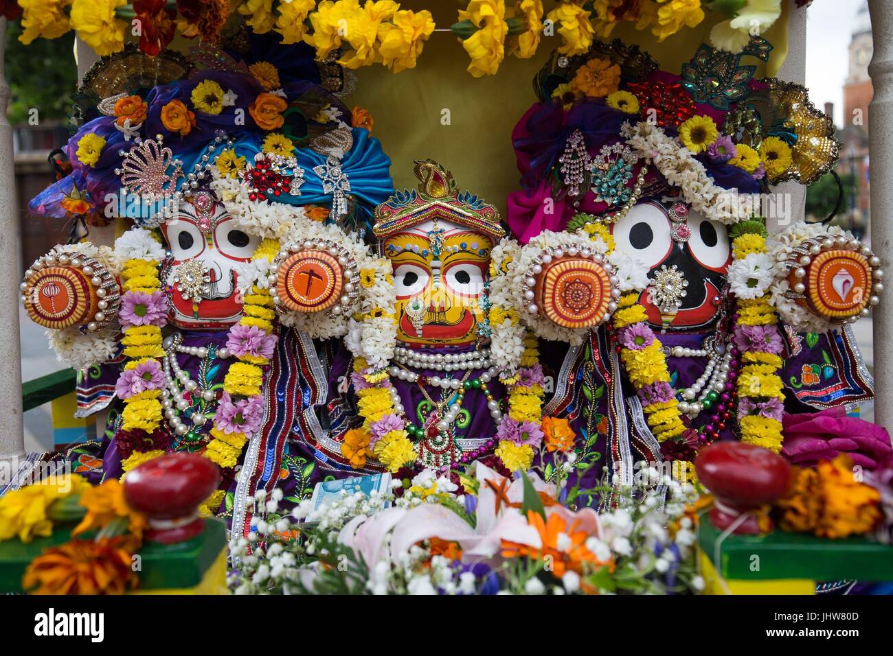 Gottheit, bekommt als die Hare-Krishna-Festival der Streitwagen im Gange als Festivalbesucher zu sammeln, um zu tanzen und ziehen einen 40ft-Wagen durch die Innenstadt von Leicester in Leicester. Stockfoto