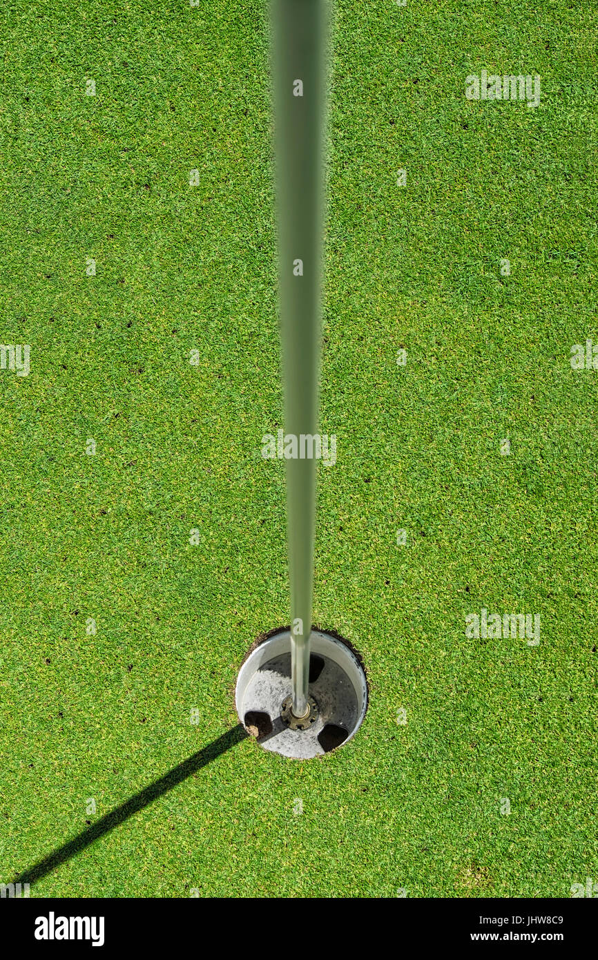 Golf-Loch auf dem Übungsgrün Stockfoto
