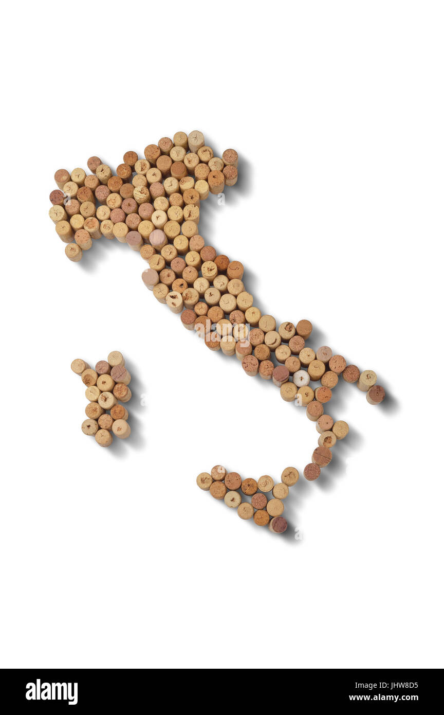 Weinerzeugende Länder - Karten aus Weinkorken. Karte von Italien auf weißem Hintergrund. Clipping-Pfad enthalten. Stockfoto