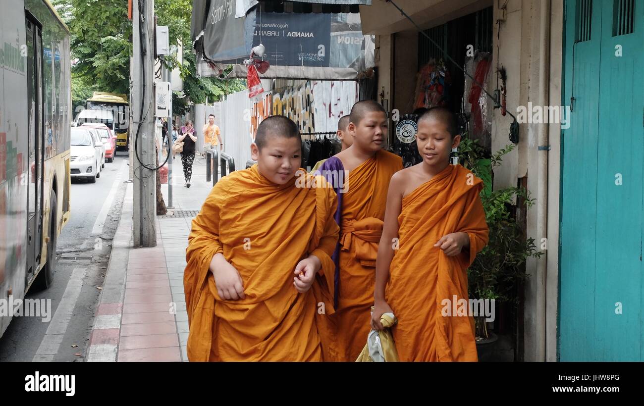 Mönchtum Young Safran Orange Robe Theravada buddhistische Schule Wat Yannawa junge Mönche zu Fuß auf Sathorn Road Bangkok Thailand Stockfoto