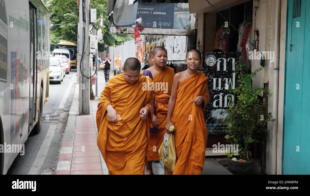 Mönchtum Young Safran Orange Robe Theravada buddhistische Schule Wat Yannawa junge Mönche zu Fuß auf Sathorn Road Bangkok Thailand Stockfoto