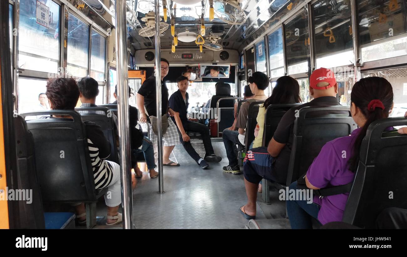 Menschen Reiten auf City Bus Innenansicht Bangkok Thailand Rast ...