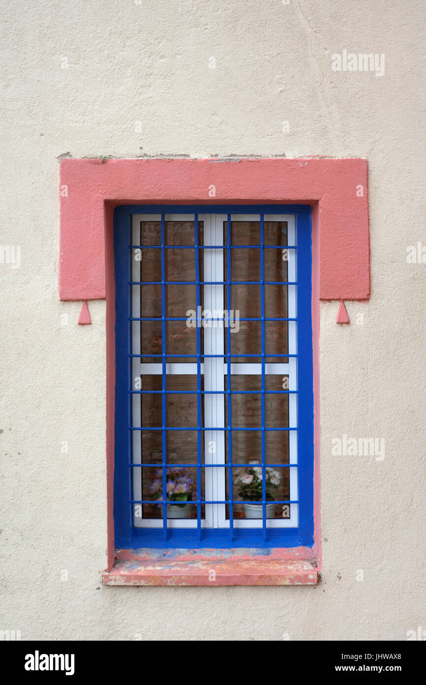Eine bunte Fenster eines alten Hauses in Griechenland Stockfoto