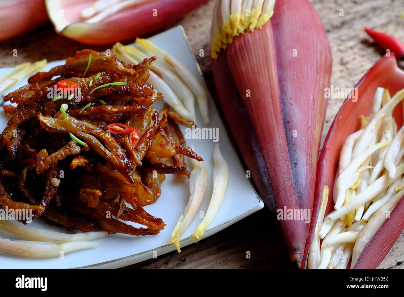 Vegetarische Kost, die Verarbeitung von Banane Blume, roll junge Banane Frucht mit Mehl, dann braten und Abdeckung mit sauce aus Soja, Zucker und Chili, veganes Essen Stockfoto