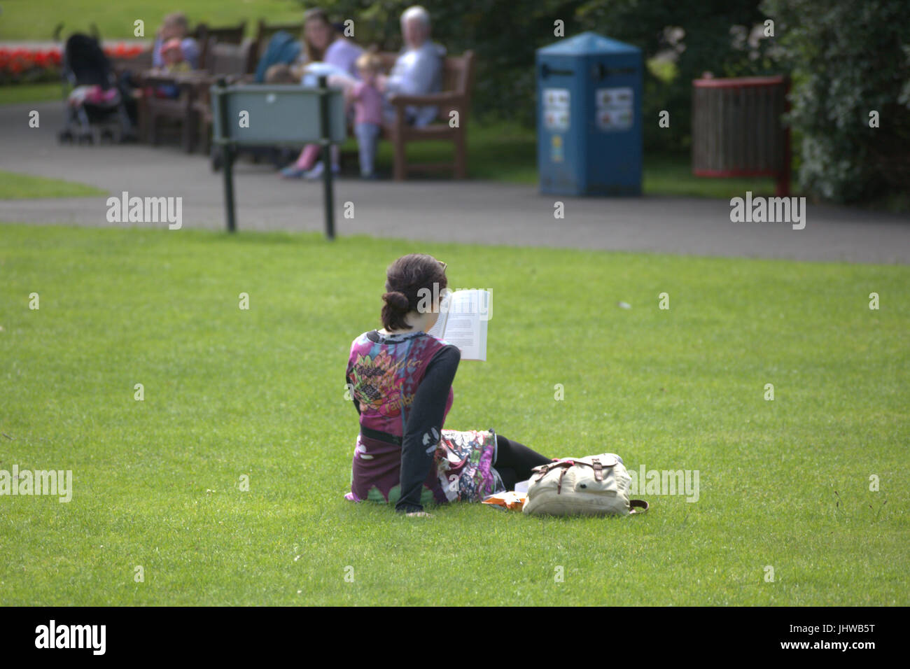 Botanic Gardens Glasgow Sonnentag junge Teenager-Mädchen Buch allein Stockfoto