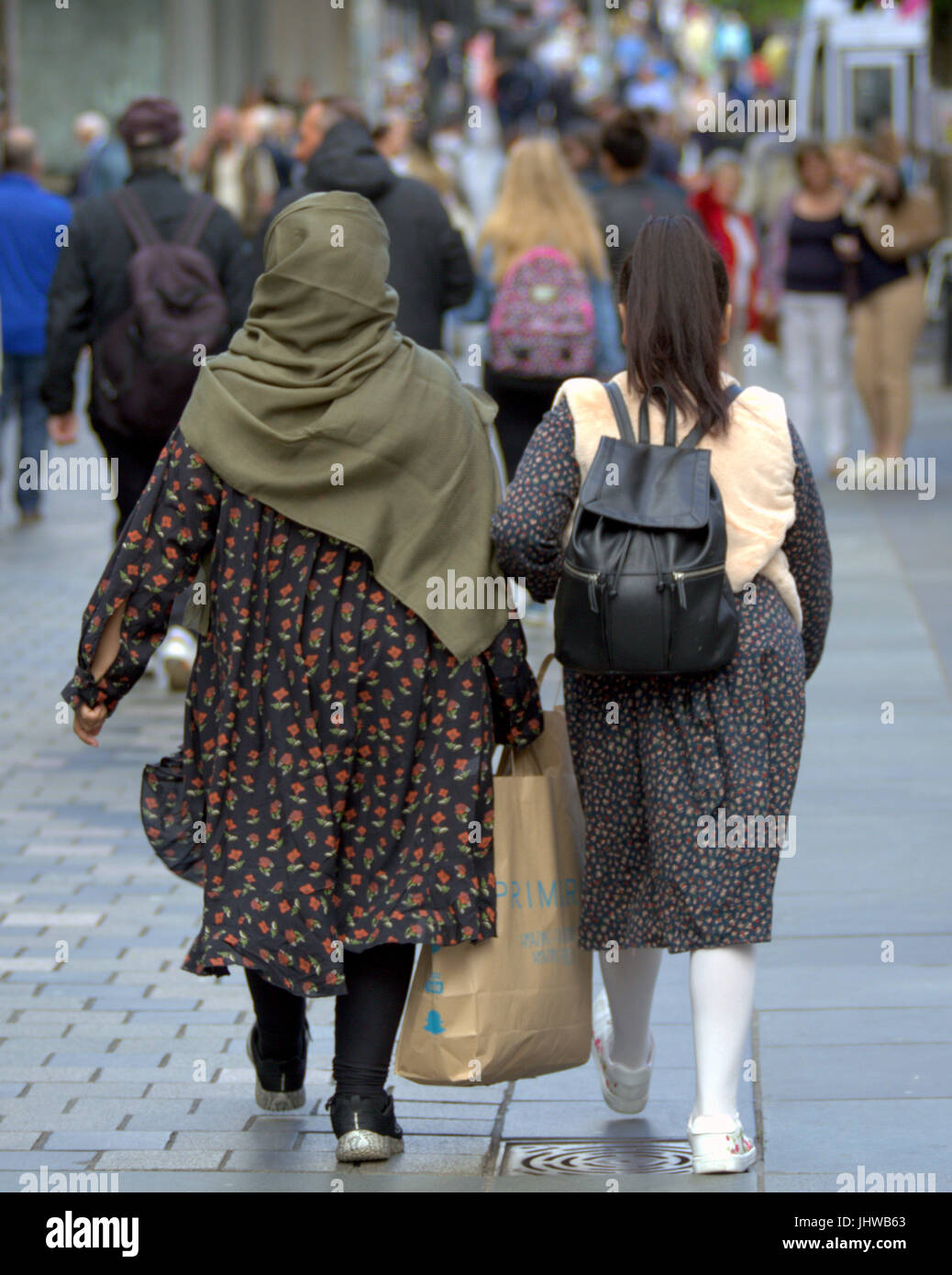 Asiatische Familie Flüchtling junge Frau Mädchen Schüler Schüler gekleidet Hijab Schal auf Straße in der UK alltägliche Szene gehen auf der Straße Stockfoto