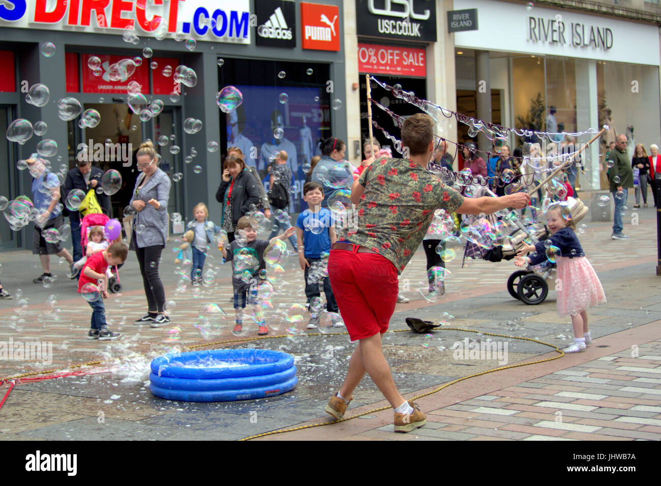 Straße Entertainer Seifenblasen Kinder auf Argyle Street Glasgow Schottland Stockfoto
