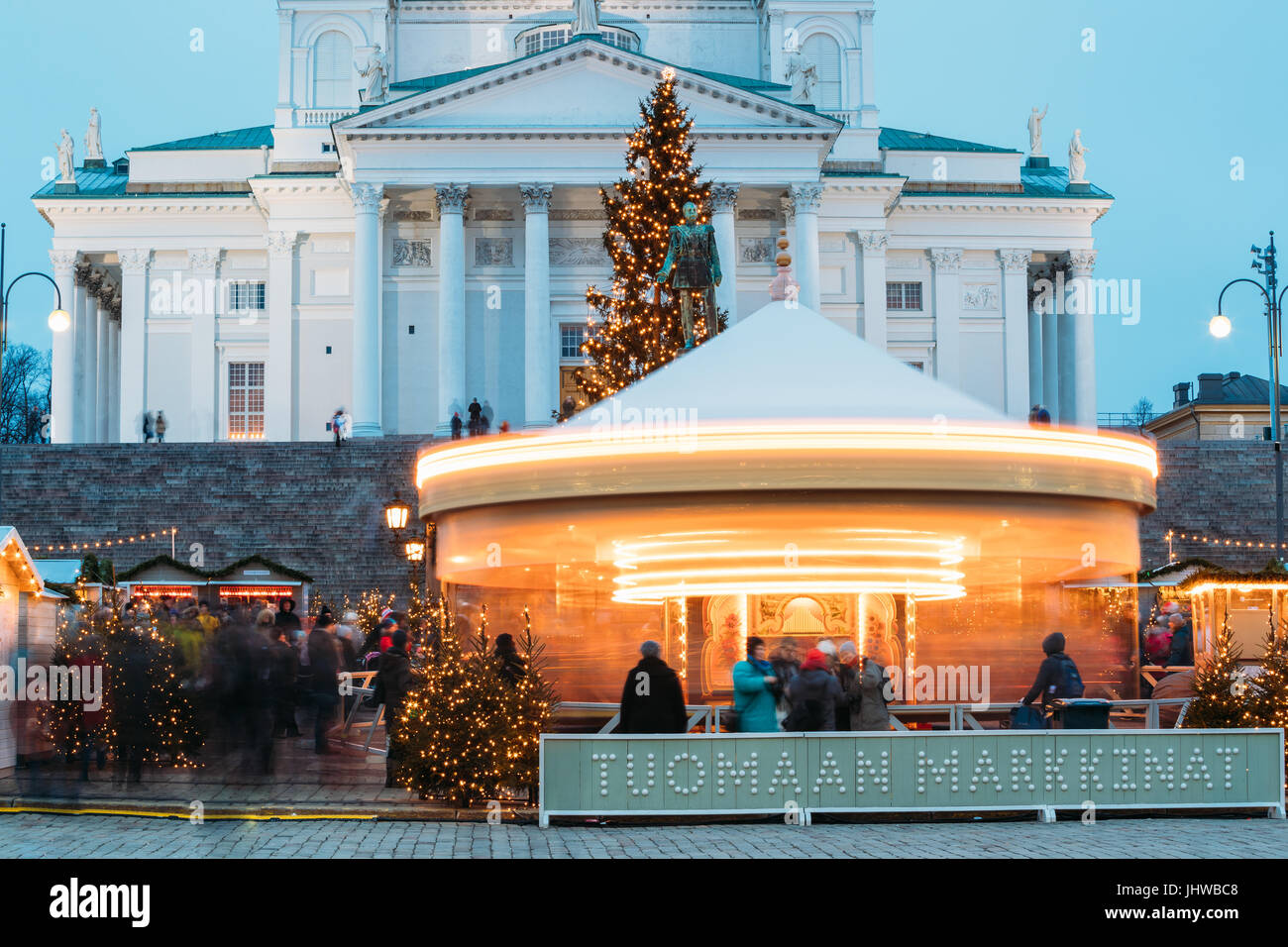 Helsinki, Finnland - 11. Dezember 2016: Weihnachtsmarkt am Senatsplatz mit Festtagskarussell und Wahrzeichen ist lutherische Kathedrale und Denkmal für Ru Stockfoto